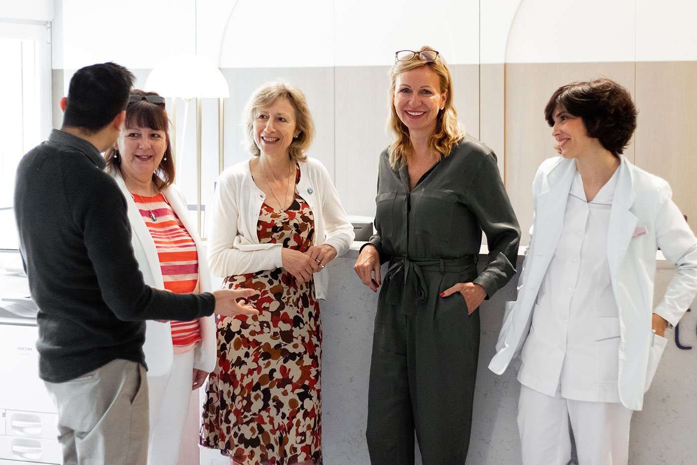 Barbara & Harriet (Expertas en Reflexología) con Saúl Mizrahi, Inge Kormelink y Marta Ruano