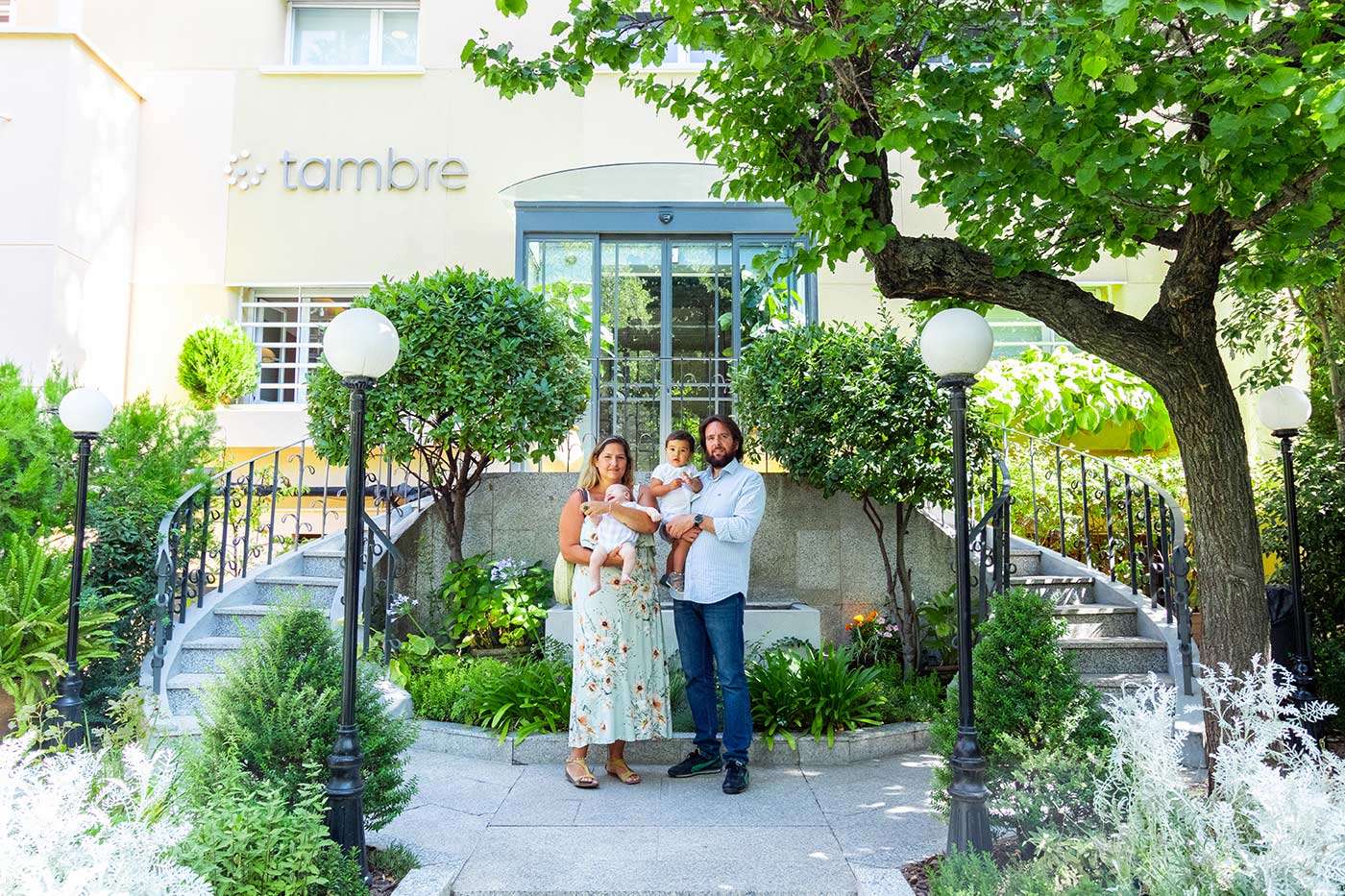 Tania, Mariano y su familia entrada Tambre