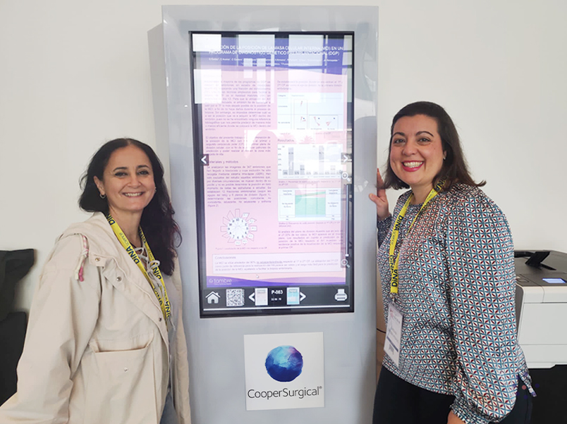 La directora de Laboratorios, Susana Cortés, y la embrióloga senior, Carolina Cordero, junto al abstract de su estudio presentado a ASEBIR.
