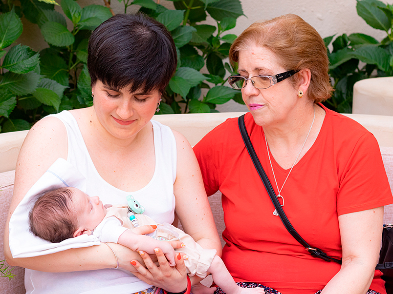 Maternidad en solitario en Clínica Tambre Madrid madre soltera Lorena y su bebé Eidan