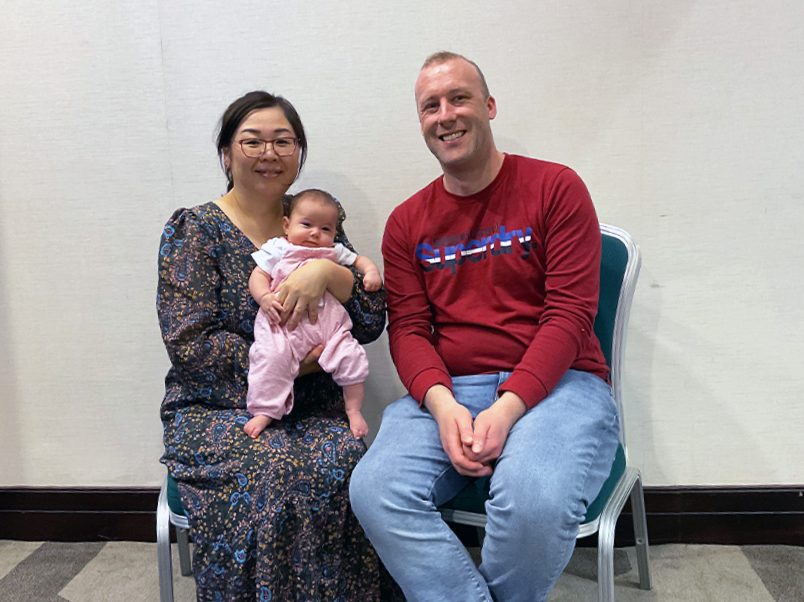 Yoko, Jon y su bebé Sophie.