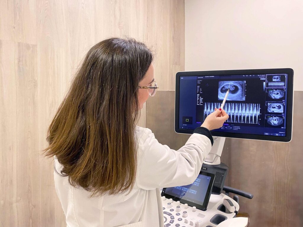 doctora Laura García de Miguel directora médica Tambre mira una ecografía