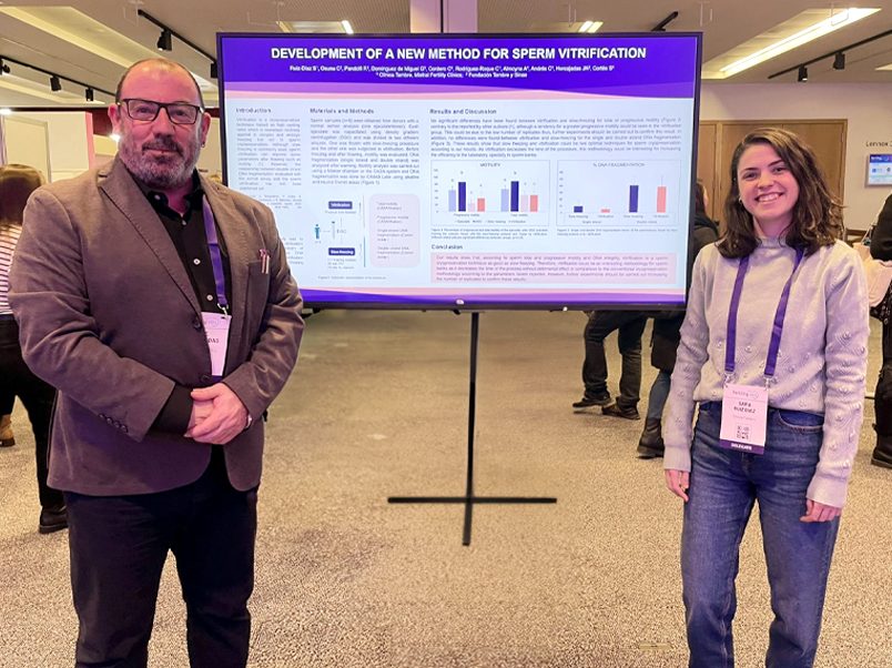 la bióloga Sara Ruiz Díaz y asesor científico Tambre José Horcajadas en el congreso de la Sociedad Británica de Fertilidad