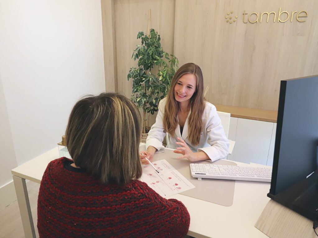 La doctora Jana Bechthold, experta en endometriosis de Tambre, con una paciente