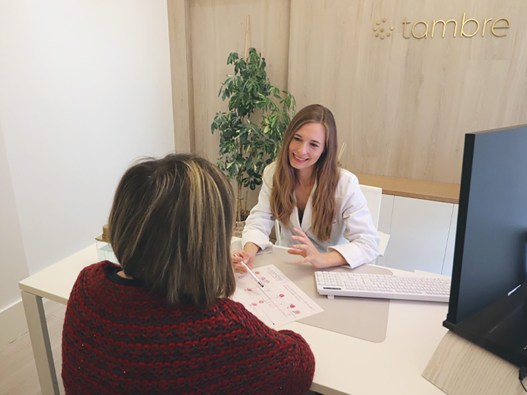 La doctora Jana Bechthold, experta en endometriosis de Tambre, con una paciente