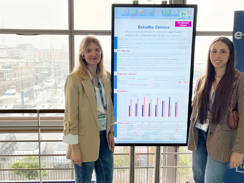 las biólogas de Tambre Carmen Rodriguez y Marta Manzanares en la SEF 2024 junto al póster de la investigación presentada
