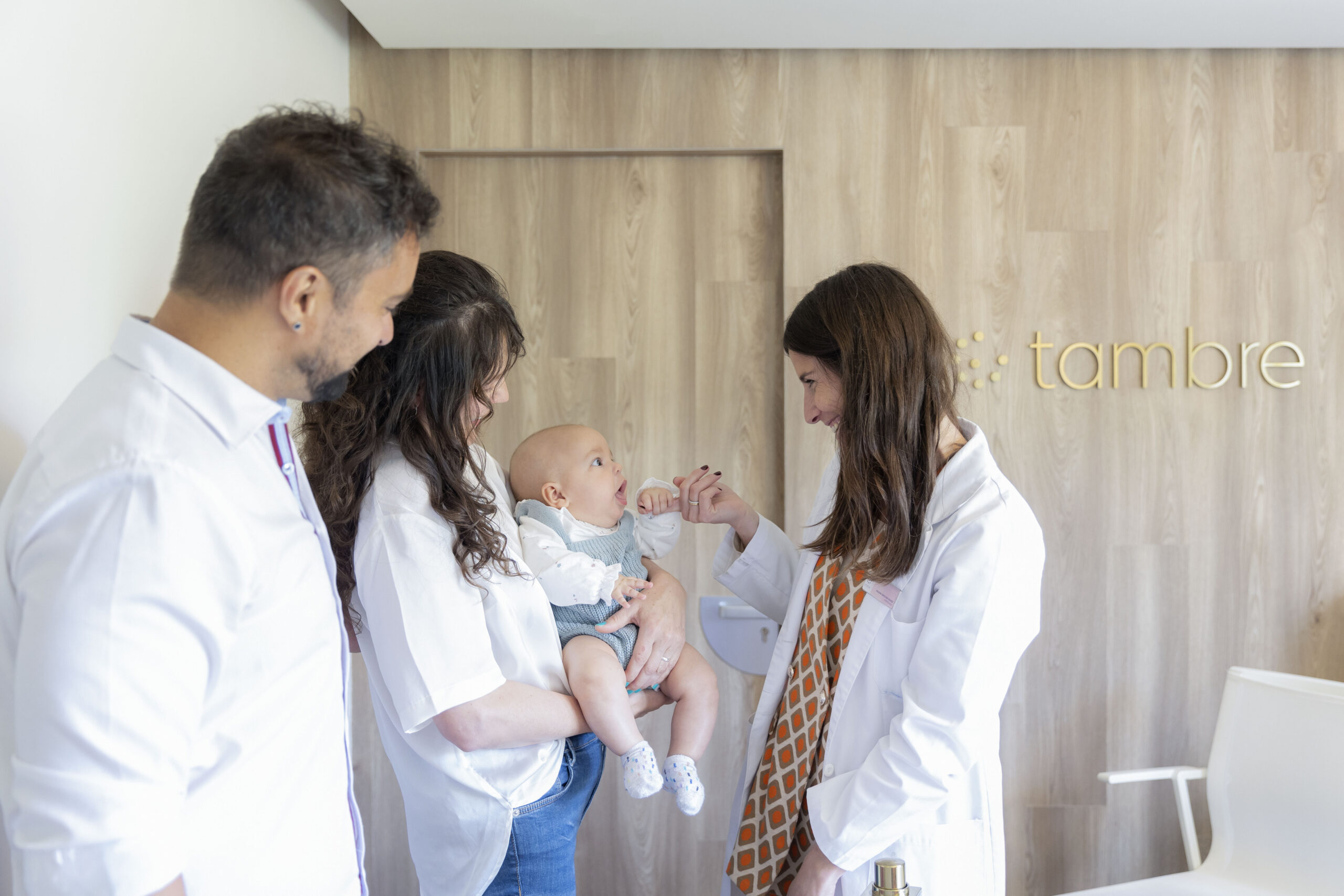 La doctora Paloma Sánchez-Gómez con sus pacientes Hernán y Raquel.
