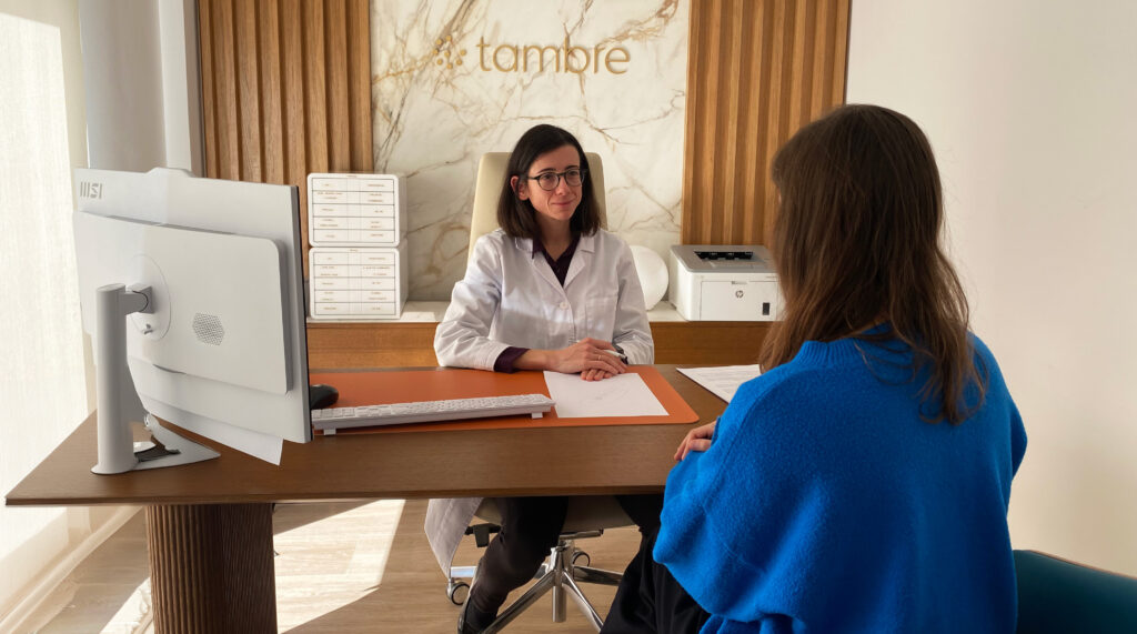 La doctora Ángela Llaneza, directora científica de Tambre, con una paciente que ha congelado sus óvulos
