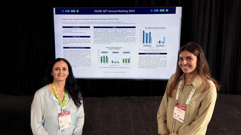 Susana Cortés, director of the Tambre laboratory, and embryologist Raquel García, next to one of the posters presented at the ESHRE.