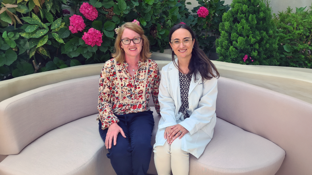 Jennifer la paciente americana junto a Laura García de Miguel, ginecóloga y dra médica de Tambre