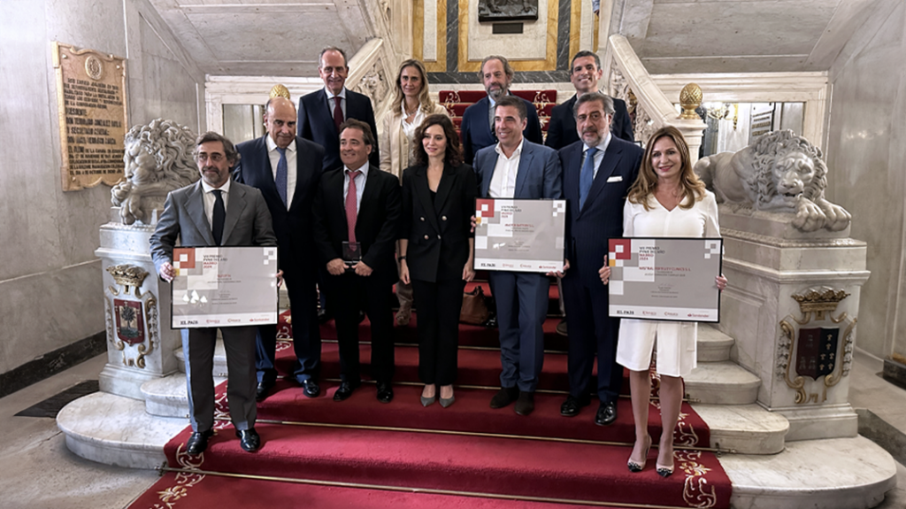 La CEO de Tambre junto al resto de premiados.