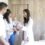 La Dr. Paloma Gómez avec des patients en consultation