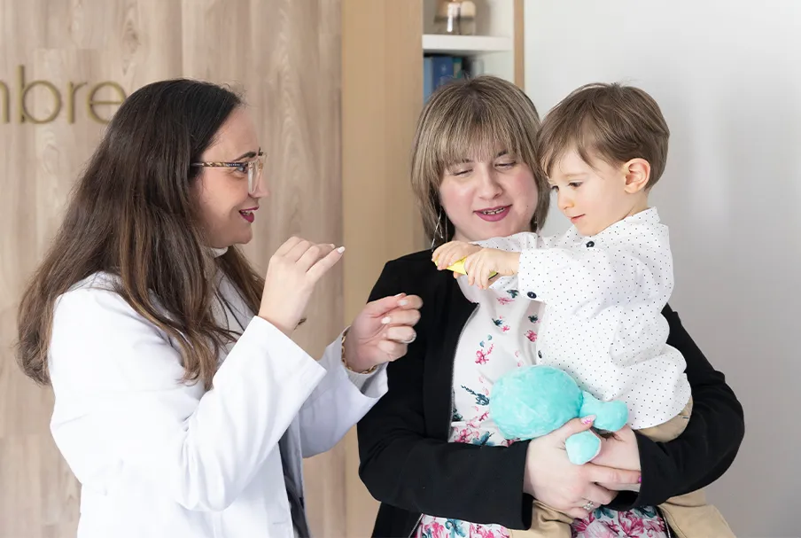 equipo de fertilidad multidisciplinar con pacientes