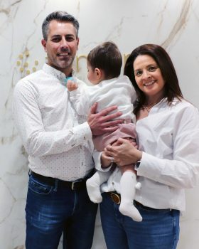 Marta-y-Carlos-con-Mateo-scaled.jpg